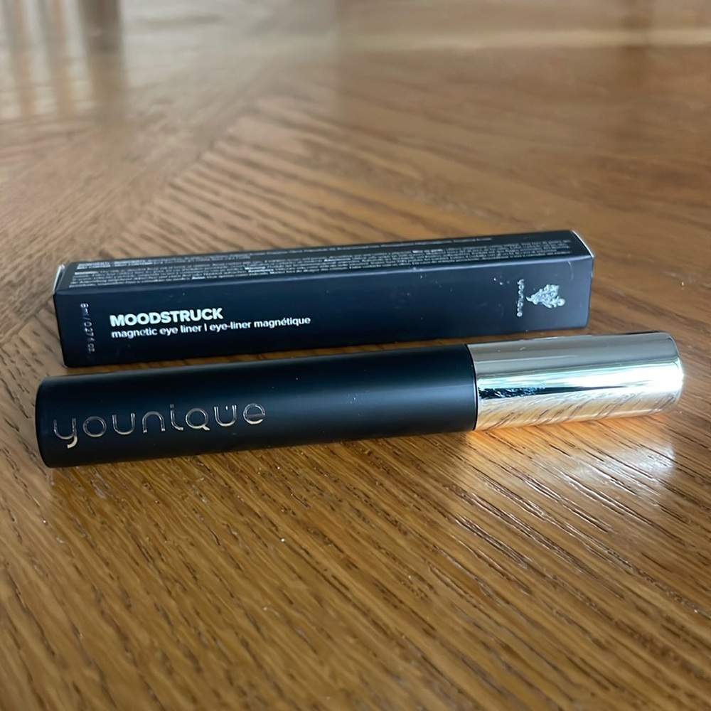 Younique MOODSTRUCK magnetic liquid liner - FREE lash tweezers includes!